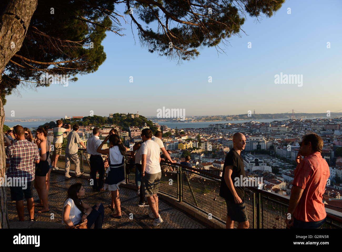 Portugais locaux bénéficiant d'une vue sur la ville de Lisbonne pendant le coucher du soleil. Banque D'Images