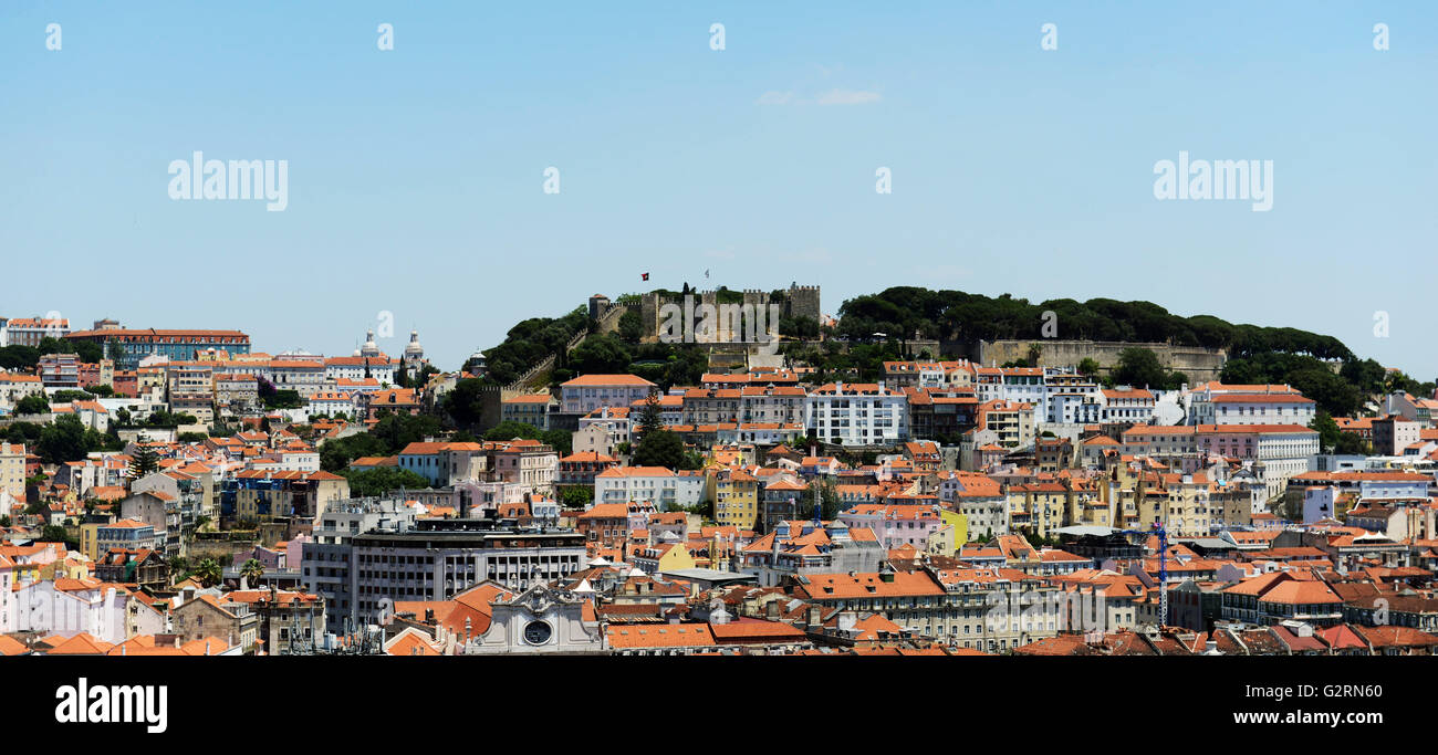 Vue de Lisbonne dans le Saint George's Castle et les quartiers en dessous. Banque D'Images