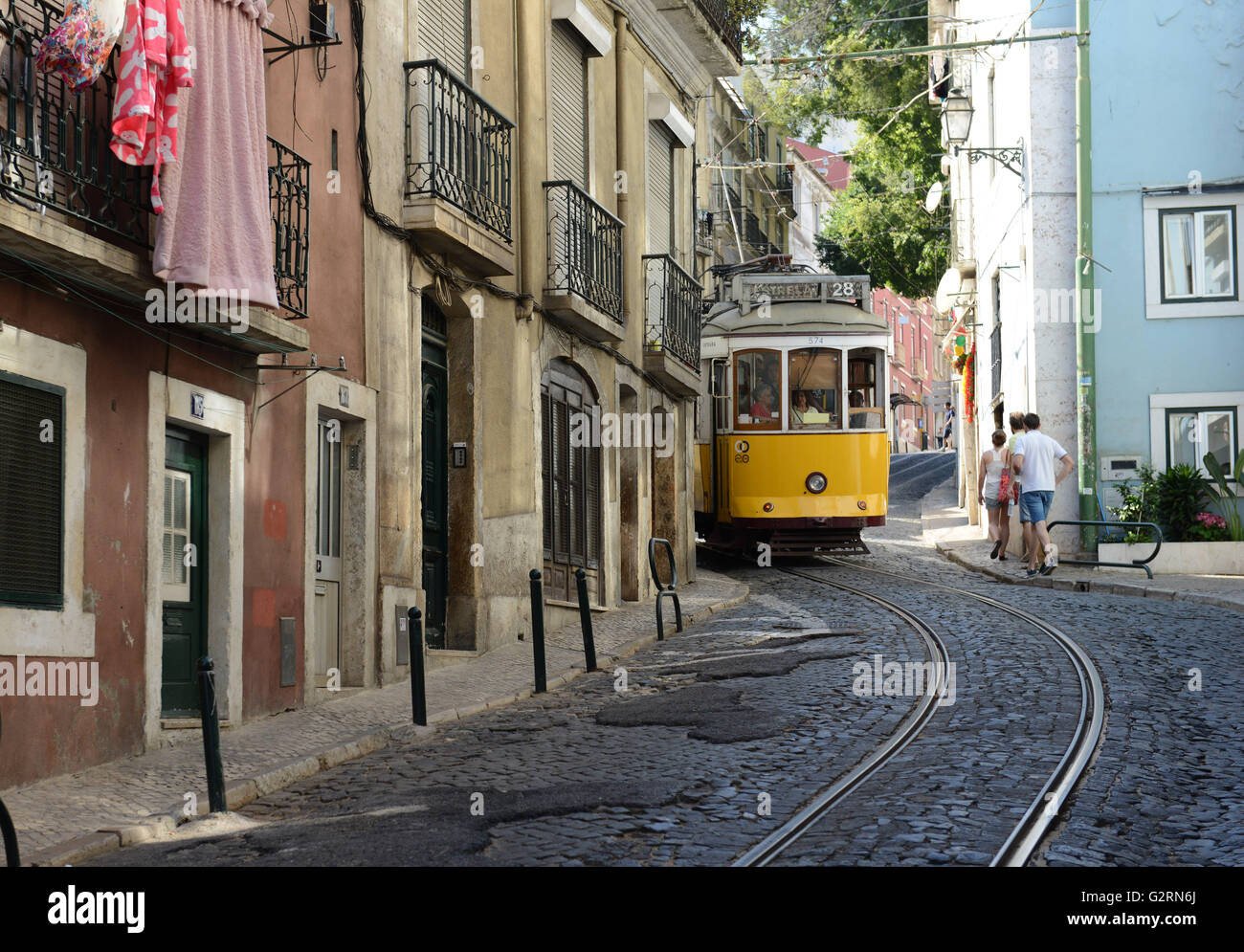 Tramway 28 déménagement le long des vieilles rues de Lisbonne. Banque D'Images