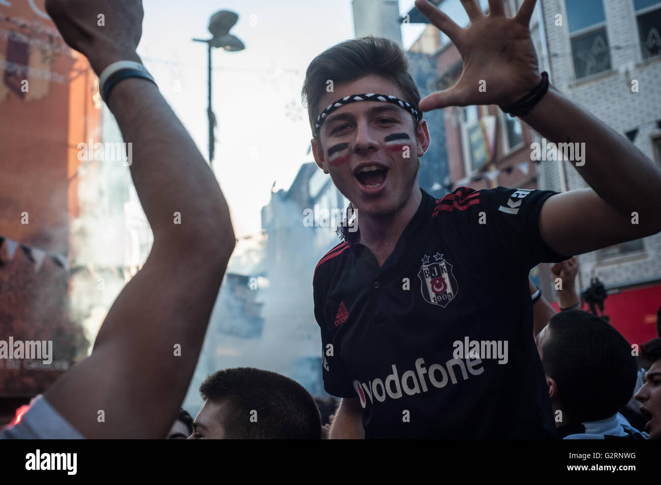 Les fans de football Beşiktaş turc célèbre à Istanbul Turquie. Banque D'Images