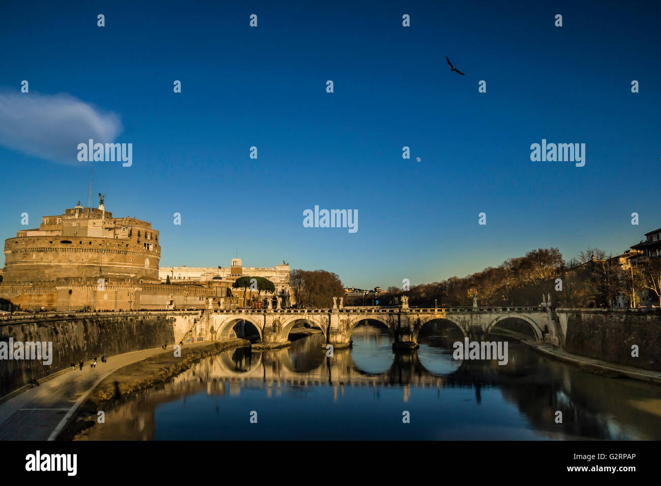 Belle forteresse Castel s.angelo avec tibre et le pont sur l'eau reflète le profil Banque D'Images