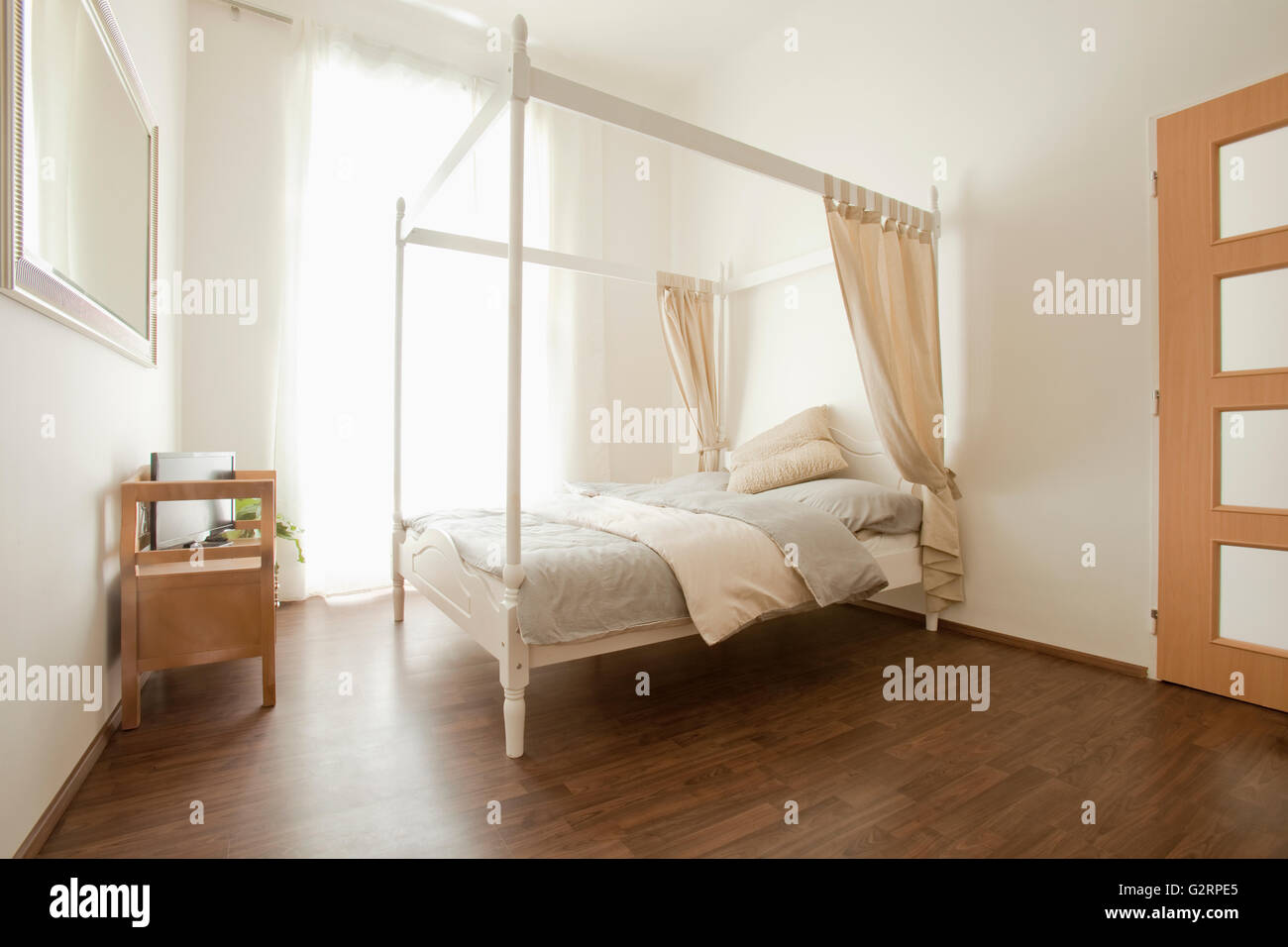 Intérieur appartement- chambre avec lit à baldaquin. Banque D'Images