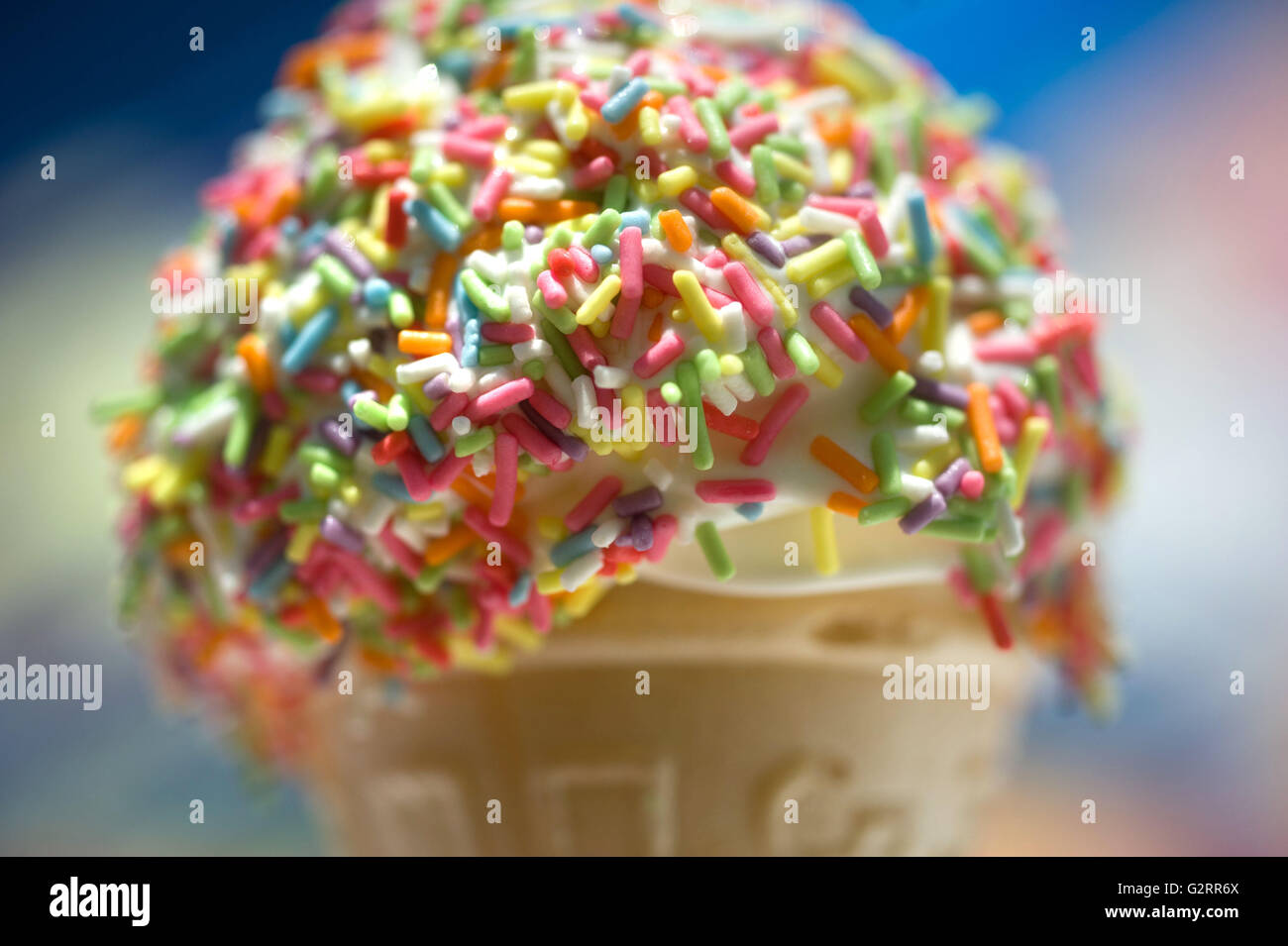 99 Ice cream cone avec sprinkles Banque D'Images