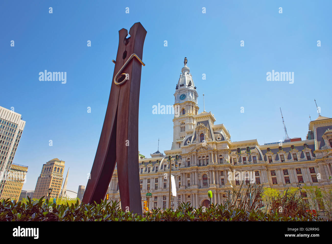 Philadelphie, USA - 4 mai 2015 : sculpture Clothespin près de Philadelphia City Hall. L'Hôtel de ville historique de Philadelphie. New York, USA. Banque D'Images