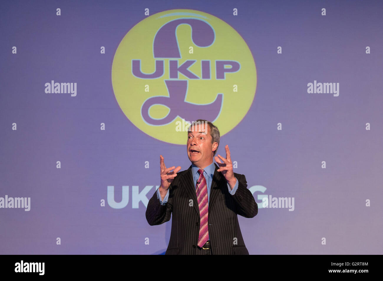Leader du parti UKIP ET LE DÉPUTÉ EUROPÉEN Nigel Farage, parle à une réunion publique, dans le cadre de la campagne, Brexit Bus Tour à la Leeds uni Banque D'Images