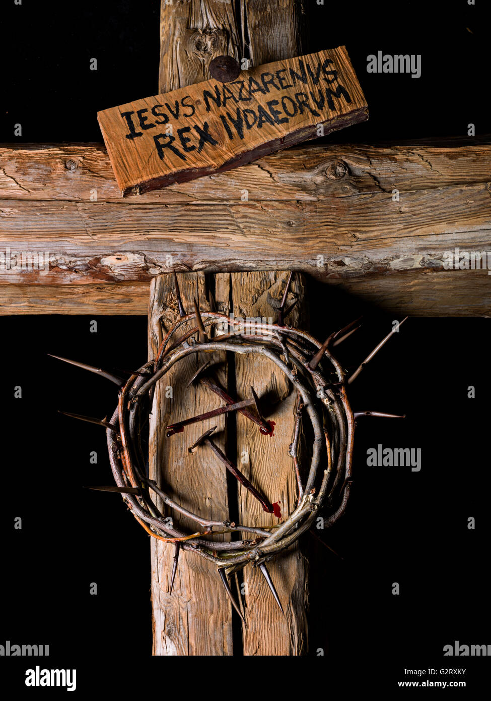 Couronne d'épines et les clous du Christ avec du sang sur croix en bois Banque D'Images