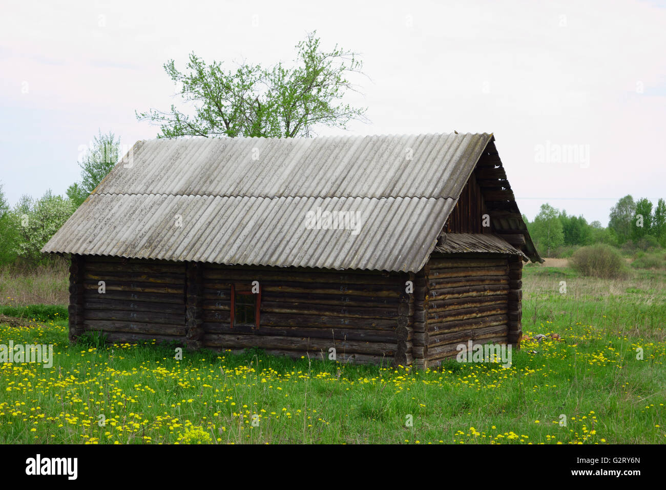 Vieille maison de bois est seul dans le village abandonné de personnes Banque D'Images