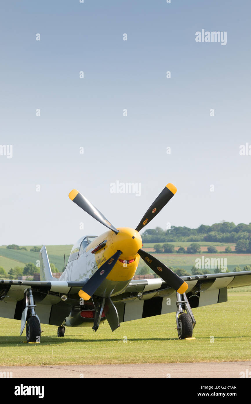 North American P-51D Mustang fighter plane sur le sol à l'aéroport de Duxford, Cambridge UK vue avant Banque D'Images