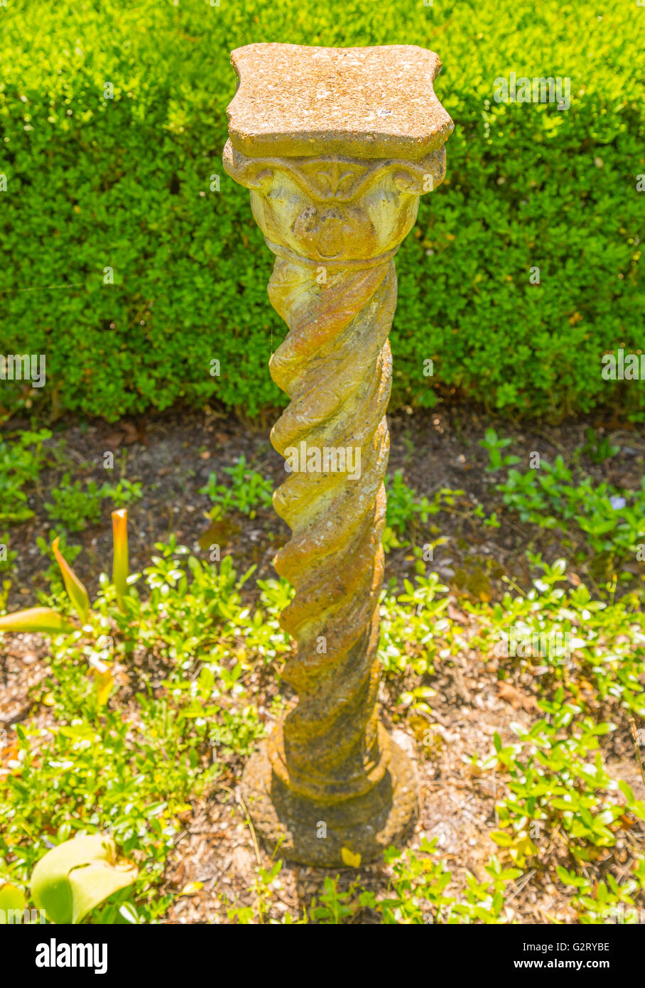 Une colonne de Salomon a également appelé une Barley-Sugar colonne dans un jardin vert Banque D'Images