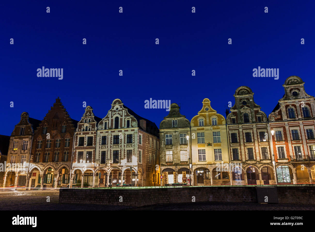 Rangée de maisons en rangée de style Flemish-Baroque à Arras en France Banque D'Images