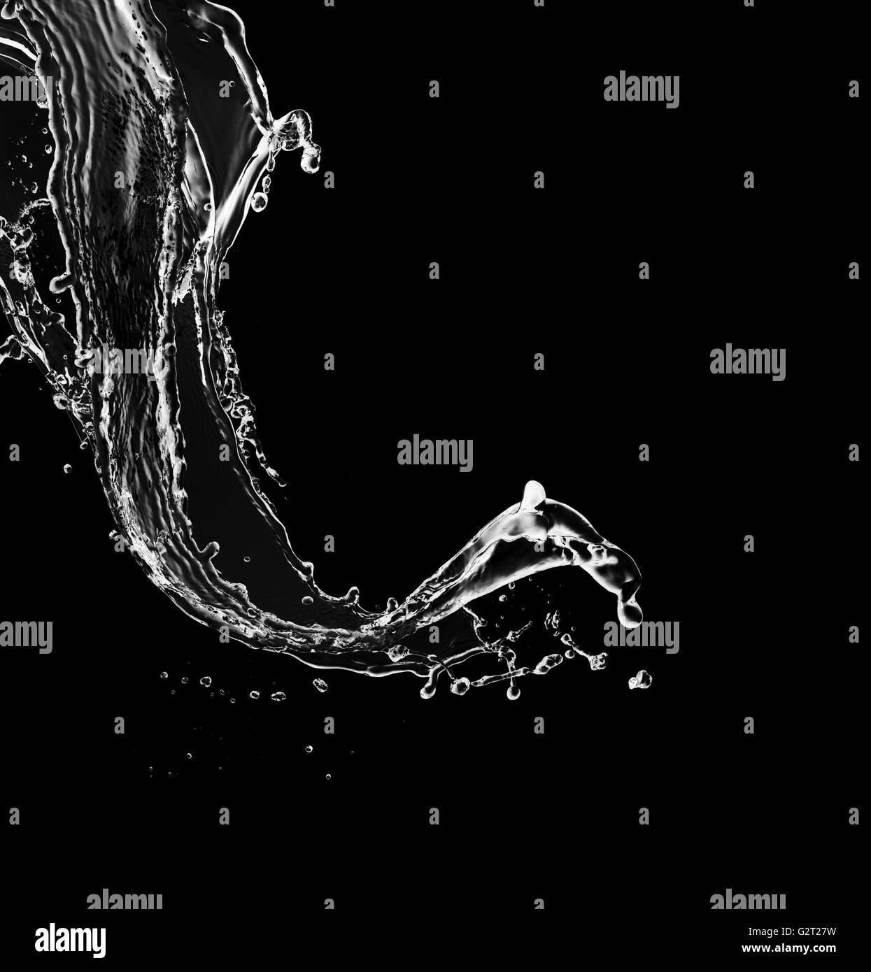 Les éclaboussures d'eau isolé sur fond noir Banque D'Images