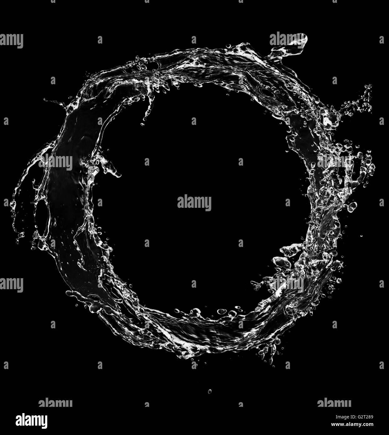 Les éclaboussures d'eau en forme de cercle, isolé sur fond noir Banque D'Images