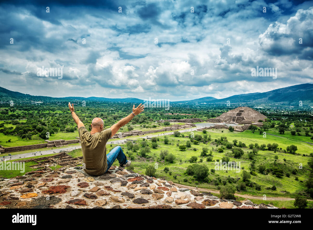 Pyramides du soleil et de la lune sur l'Avenue des Morts de Teotihuacan, l'ancienne ville, anciennes ruines de la civilisation aztèque, homme heureux Banque D'Images