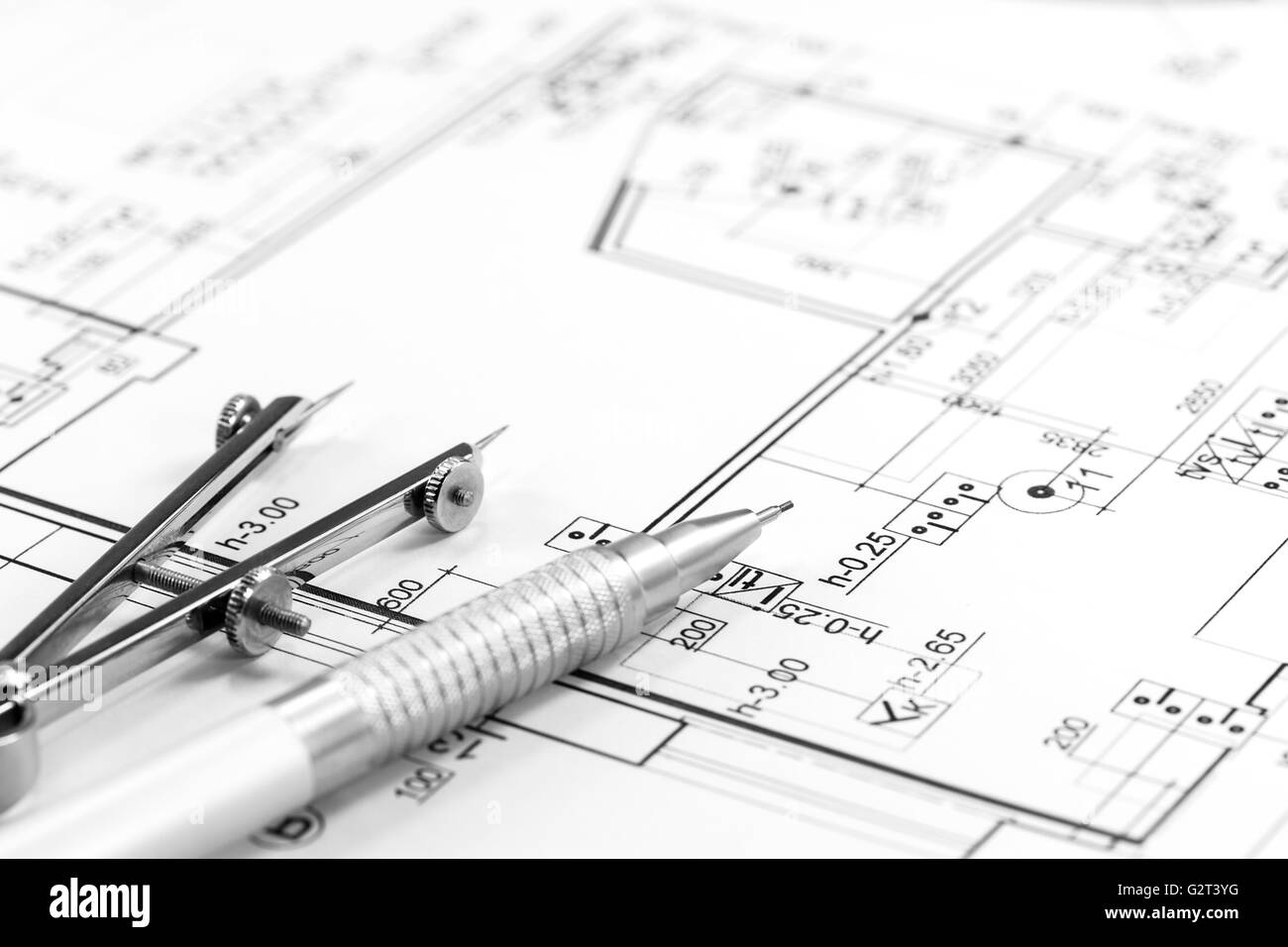Les plans de construction de bâtiment de maison avec la calculatrice, crayon et compas Banque D'Images