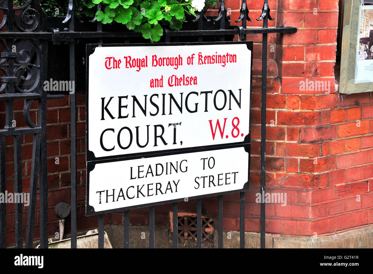 Londres, Angleterre, Royaume-Uni. Plaque de rue : Kensington Court, W8, le Royal Borough de Kensington et Chelsea Banque D'Images