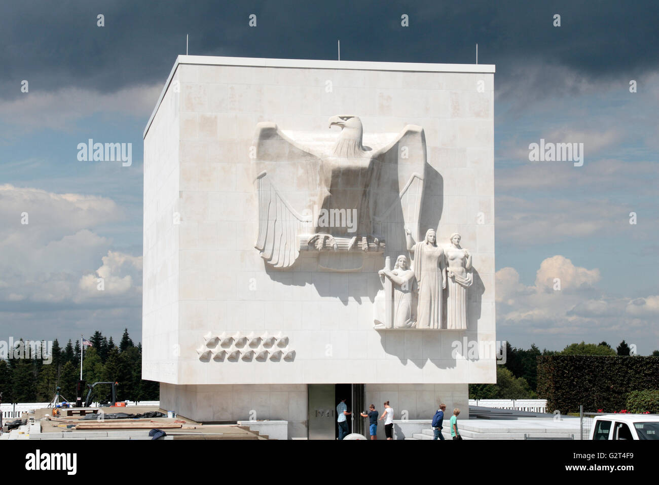 Aigle sur la chapelle du Souvenir, dans l'Ardenne Cimetière Américain et Mémorial, Neuville-en-Condroz, Wallonie, Belgique Banque D'Images