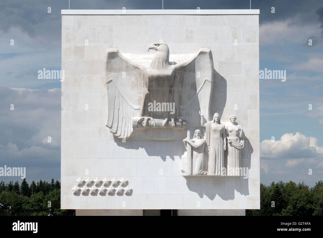 Aigle sur la chapelle du Souvenir, dans l'Ardenne Cimetière Américain et Mémorial, Neuville-en-Condroz, Wallonie, Belgique Banque D'Images