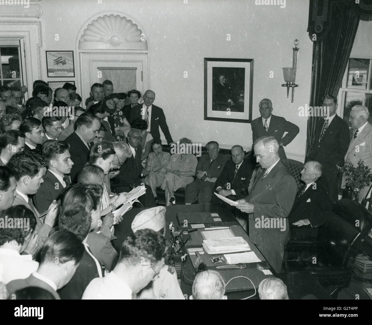 Le président Harry Truman annonce la reddition du Japon à l'assemblée du corps de presse de la Maison Blanche. Banque D'Images