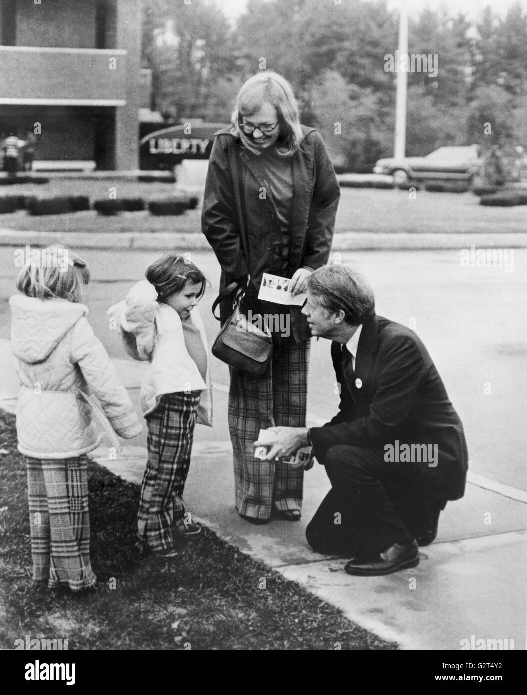 Jimmy Carter, candidat message d'une mère et ses deux enfants alors qu'il faisait campagne en 1976. Banque D'Images