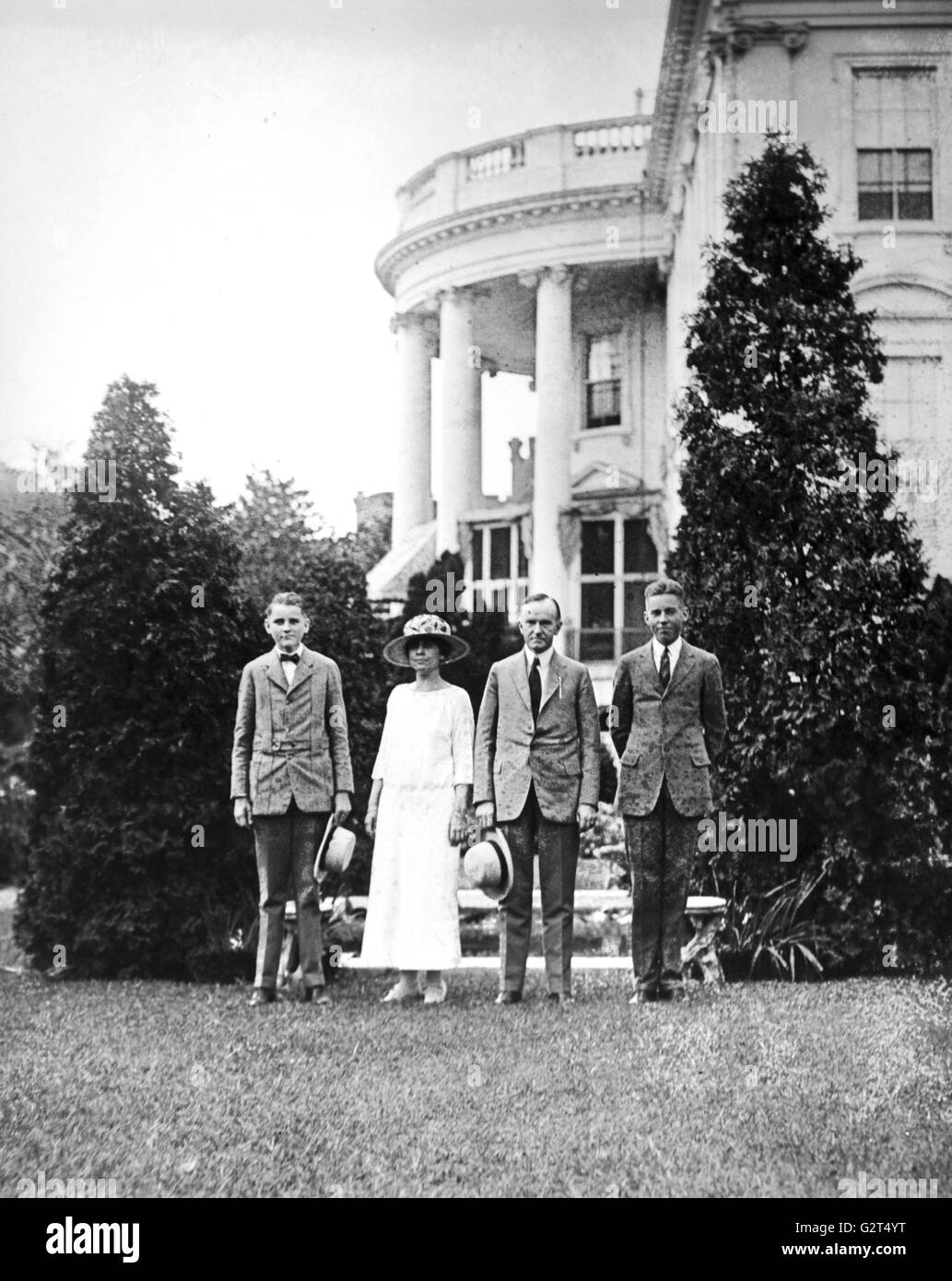 Le président Calvin Coolidge, son épouse Grace et leurs deux fils posant sur la pelouse de la Maison Blanche. Banque D'Images