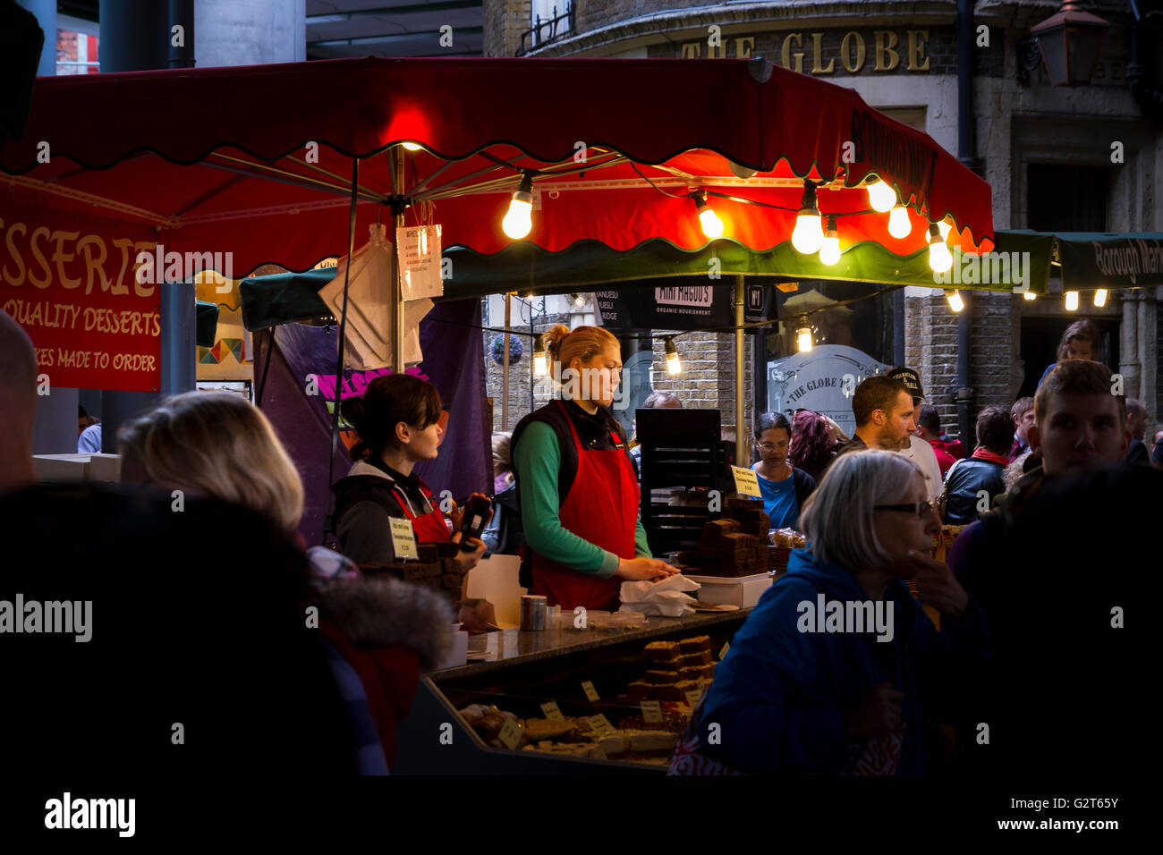Négociant de marché dans un stalle de Borough Market, Bermondsey, l'un des marchés alimentaires et de boissons et de produits les plus renommés de Londres, Londres, Royaume-Uni Banque D'Images