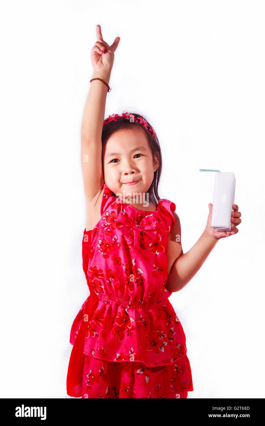 Happy kid Girl boire du lait ou du yogourt Banque D'Images