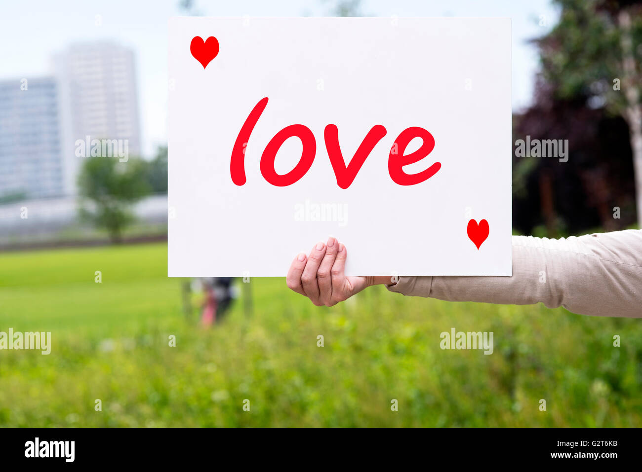 Une photo d'une femme avec un morceau je vous aime Banque D'Images