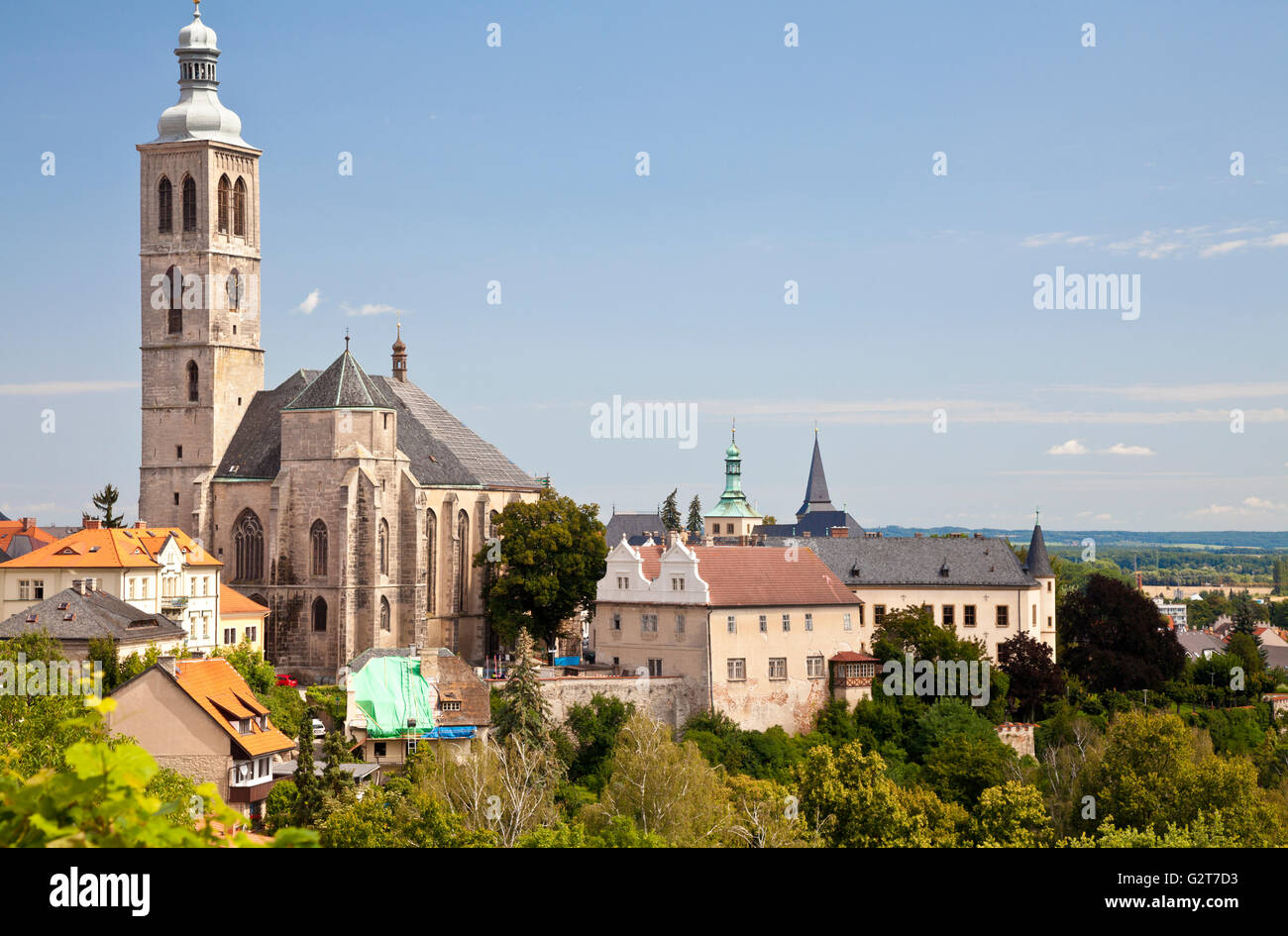 Vue sur l'église de Saint James et du paysage environnant de la rue Sainte Barbe à Kutná Hora, République Tchèque Banque D'Images