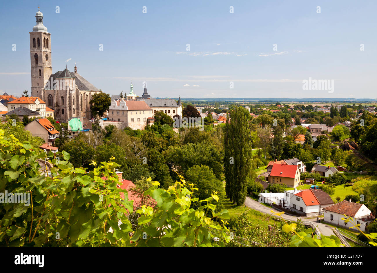 Vue sur l'église de Saint James et du paysage environnant de la rue Sainte Barbe à Kutná Hora, République Tchèque Banque D'Images