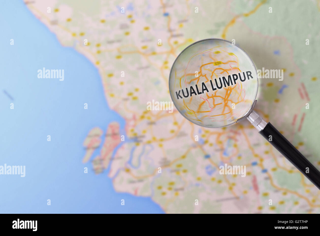 Carte de Kuala Lumpur a consulté à l'aide d'une loupe en surbrillance le nom de la ville Banque D'Images