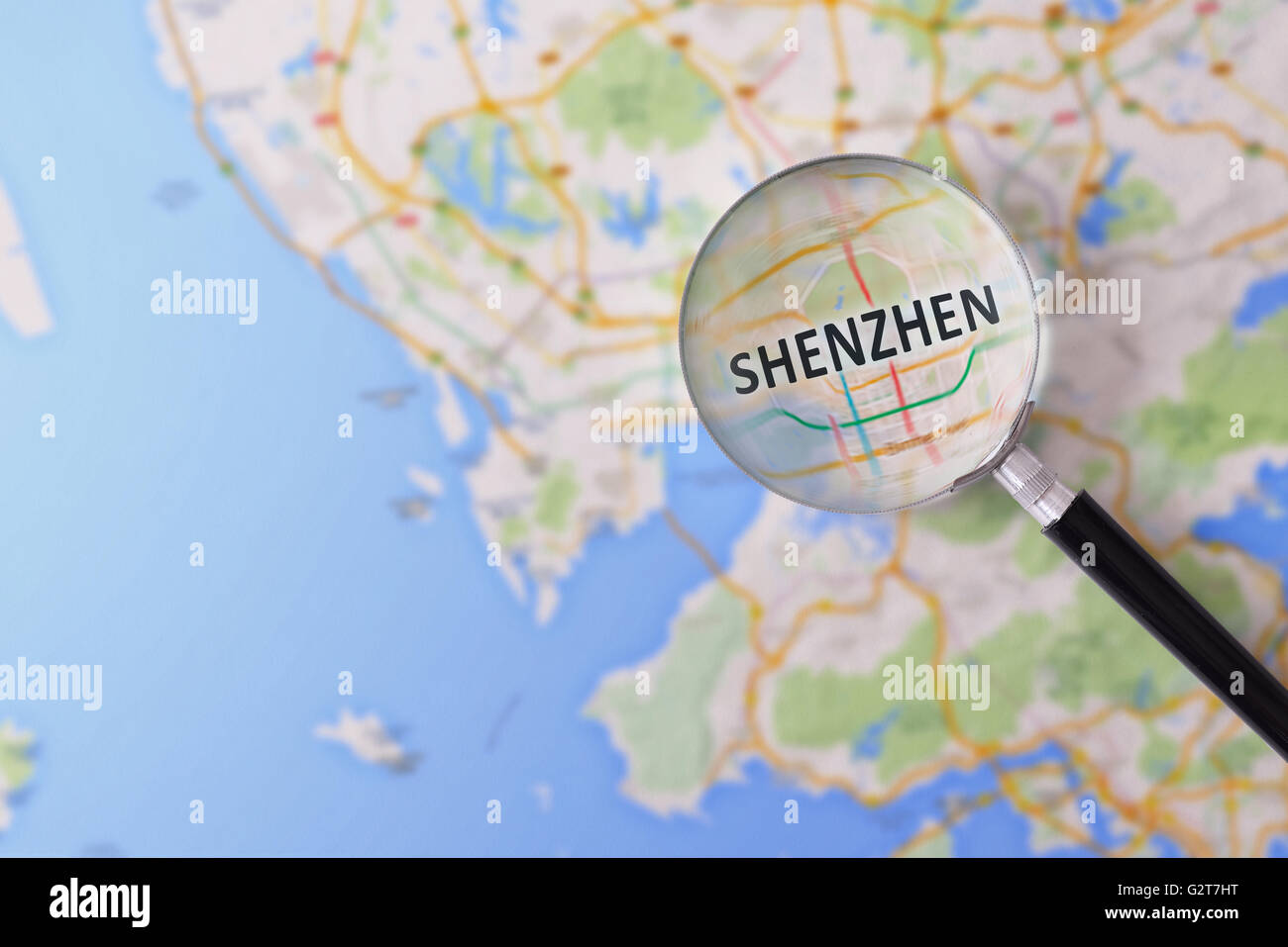 Plan de Shenzhen a consulté à l'aide d'une loupe en surbrillance le nom de la ville Banque D'Images