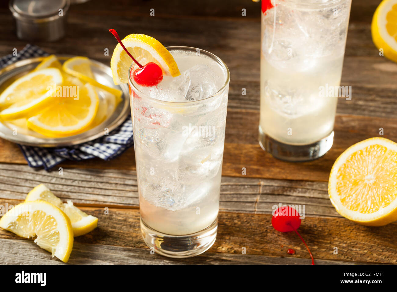 Classique cocktail rafraîchissant Tom Collins avec une tranche de citron et cerise Banque D'Images