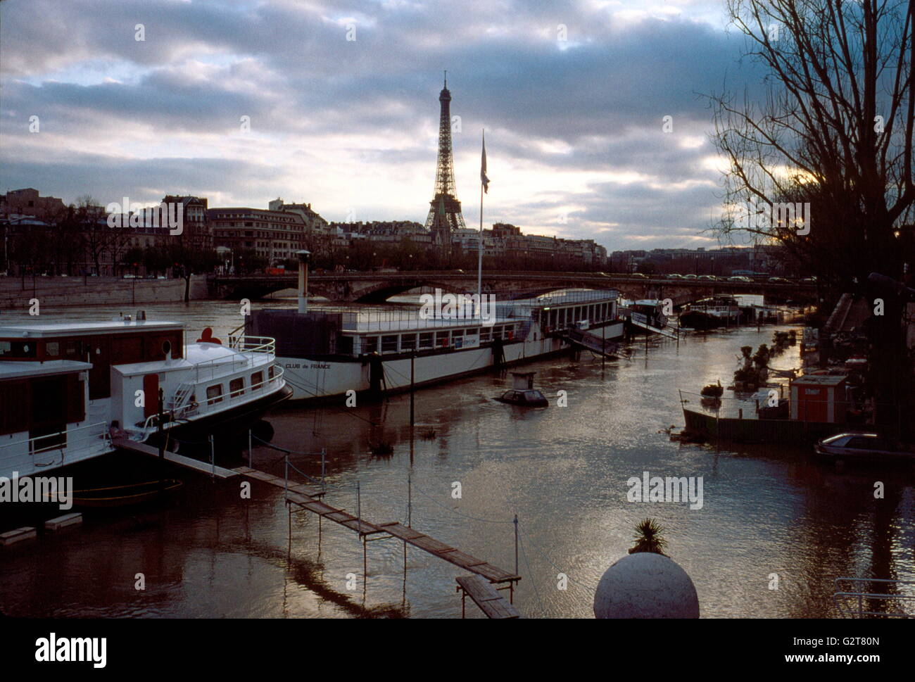 AJAXNETPHOTO. L'année 2001. PARIS, FRANCE. - La Seine en crue, de la Tour Eiffel au loin. PHOTO:JONATHAN EASTLAND/AJAX REF:101356 Banque D'Images
