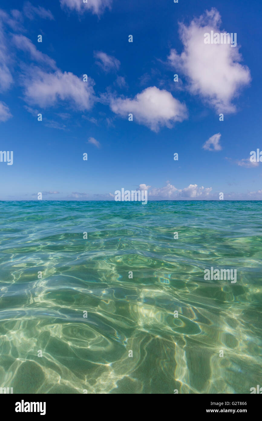 Les modèles de la lumière se reflétant dans l'océan sur la côte nord d'Oahu. Banque D'Images