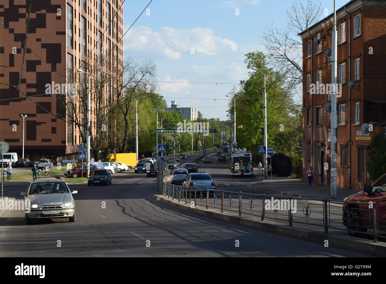 Service d'autobus urbains dans la ville de Kaliningrad. Gorkogo street une fois eu une amende la ségrégation tramway Banque D'Images