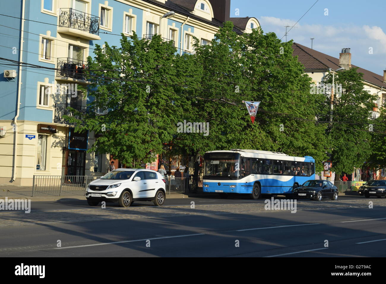 Service d'autobus urbains dans la ville de Kaliningrad. La plupart des véhicules sont de seconde main. Old blue bus en route en centre-ville Banque D'Images
