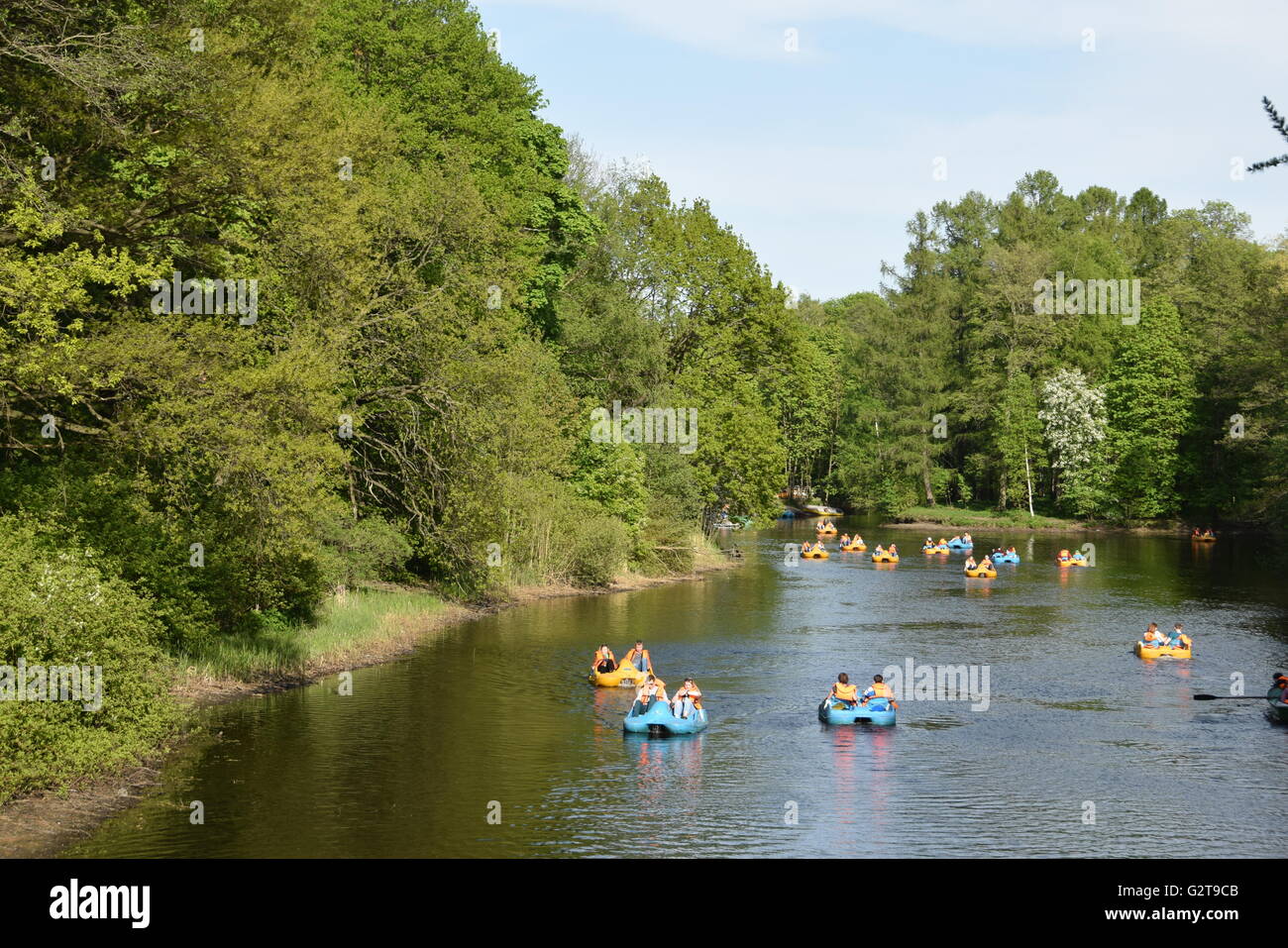 Barques sur un lac à l'Île Yelagin Central Park à Saint Petersbourg Banque D'Images