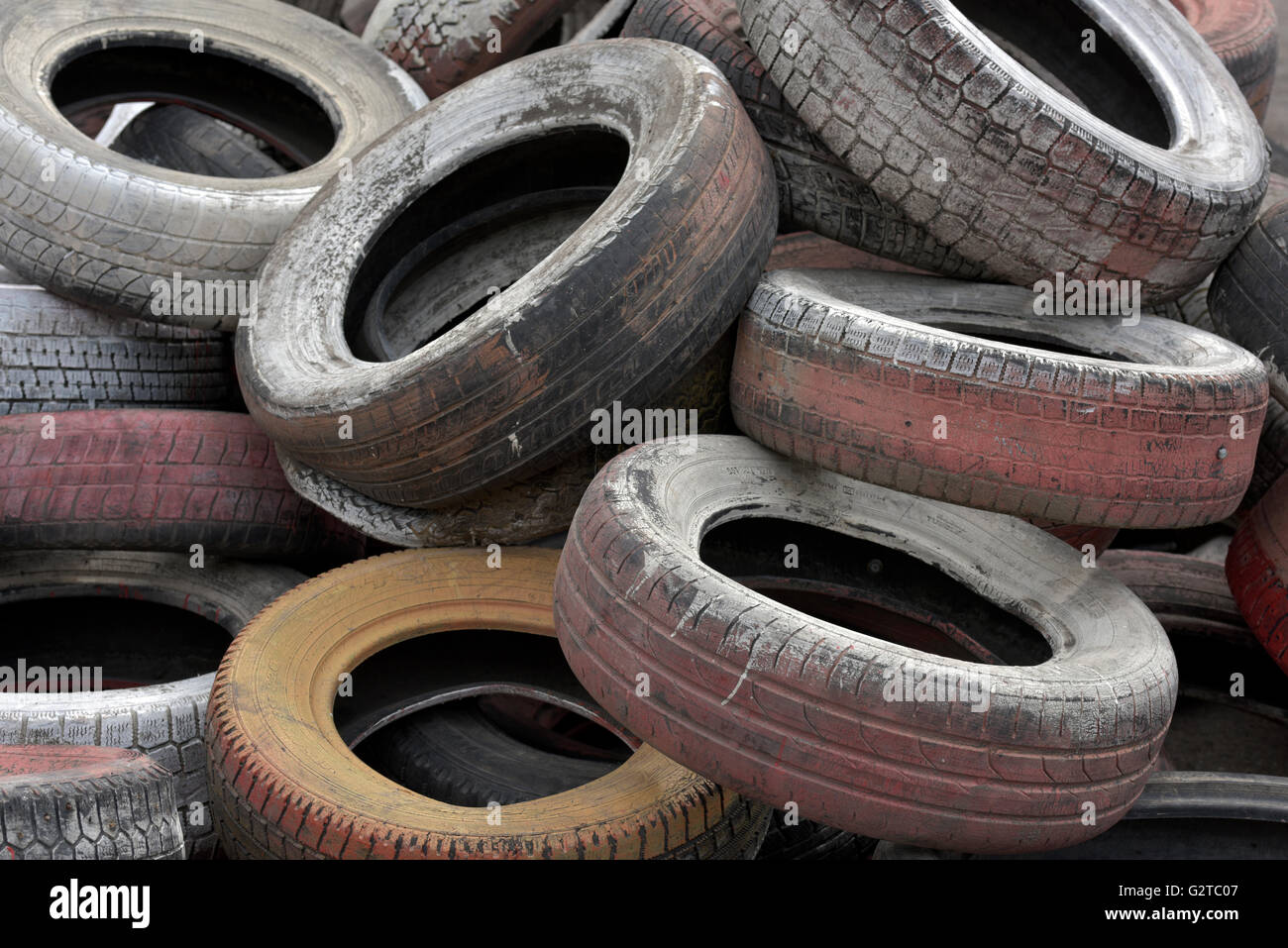 Les vieux pneus empilés dans un tas Banque D'Images