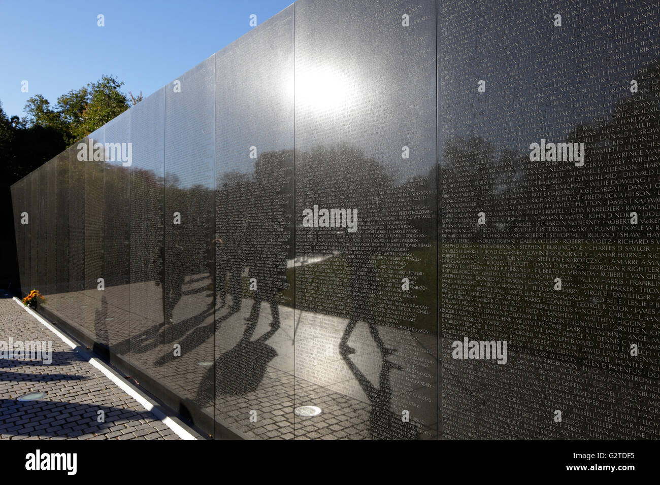 19.10.2015, à Washington, District de Columbia, Etats-Unis - Le Mur commémoratif de la Vietnam Veterans Memorial. 00P151019D048CAROEX.JPG - pas à vendre dans la région de G E R M A N Y, A U S T R I A, S W I T Z E R L A N D [communiqué de modèle : Non, des biens : Non, (c) caro photo agency / http://www.caro-images.com, Info@carofoto.pl - Paris v René, toute utilisation de cette photo est l'objet d'image !] Banque D'Images