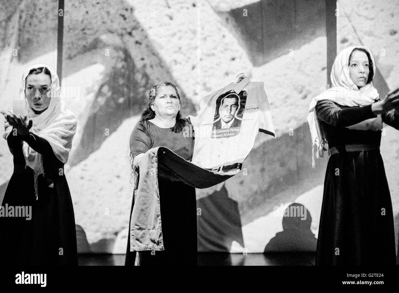 TeatroMujer Company.adaptation de la pièce classique 'Antigone' sur les victimes civiles du conflit colombien. Bogotá, Colombie, Amérique du Sud Banque D'Images