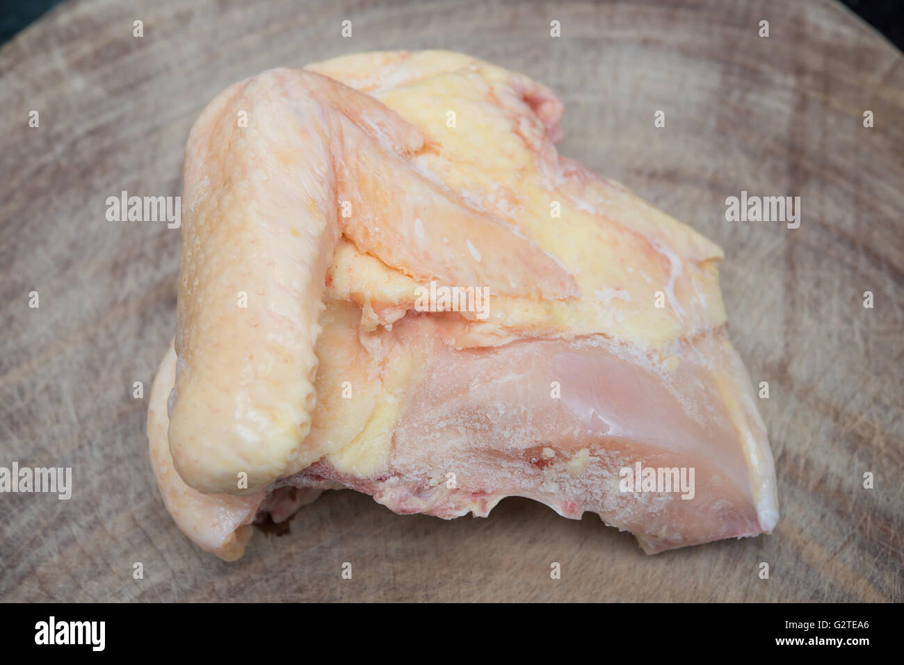 Le poulet congelé sur un en bois conseil chop Banque D'Images