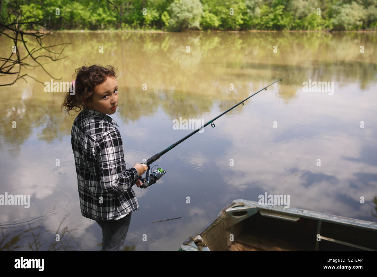 Poissons captures fille dans la rivière Banque D'Images