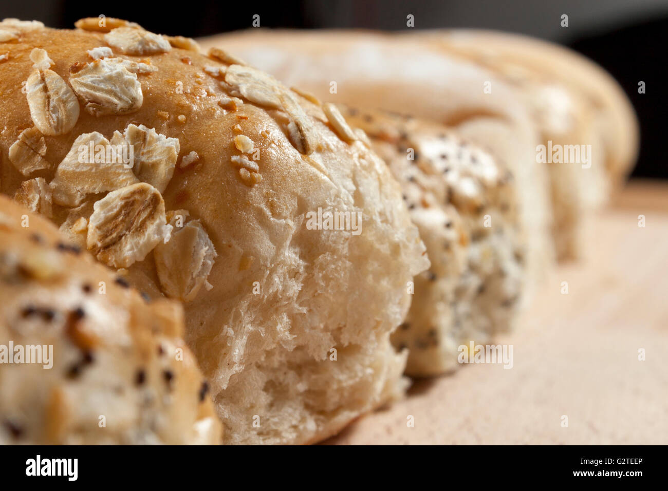 Gruau et ensemencées de farine pains alignés sur une maquette Banque D'Images