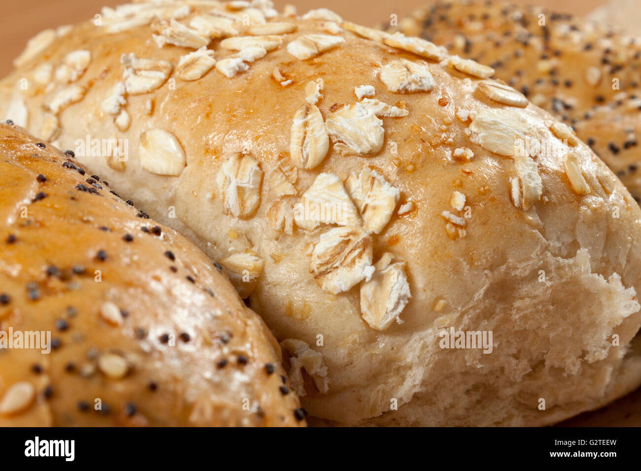 Gros plan d'un flocon d'avoine pain entre deux têtes de rouleaux wholemead Banque D'Images