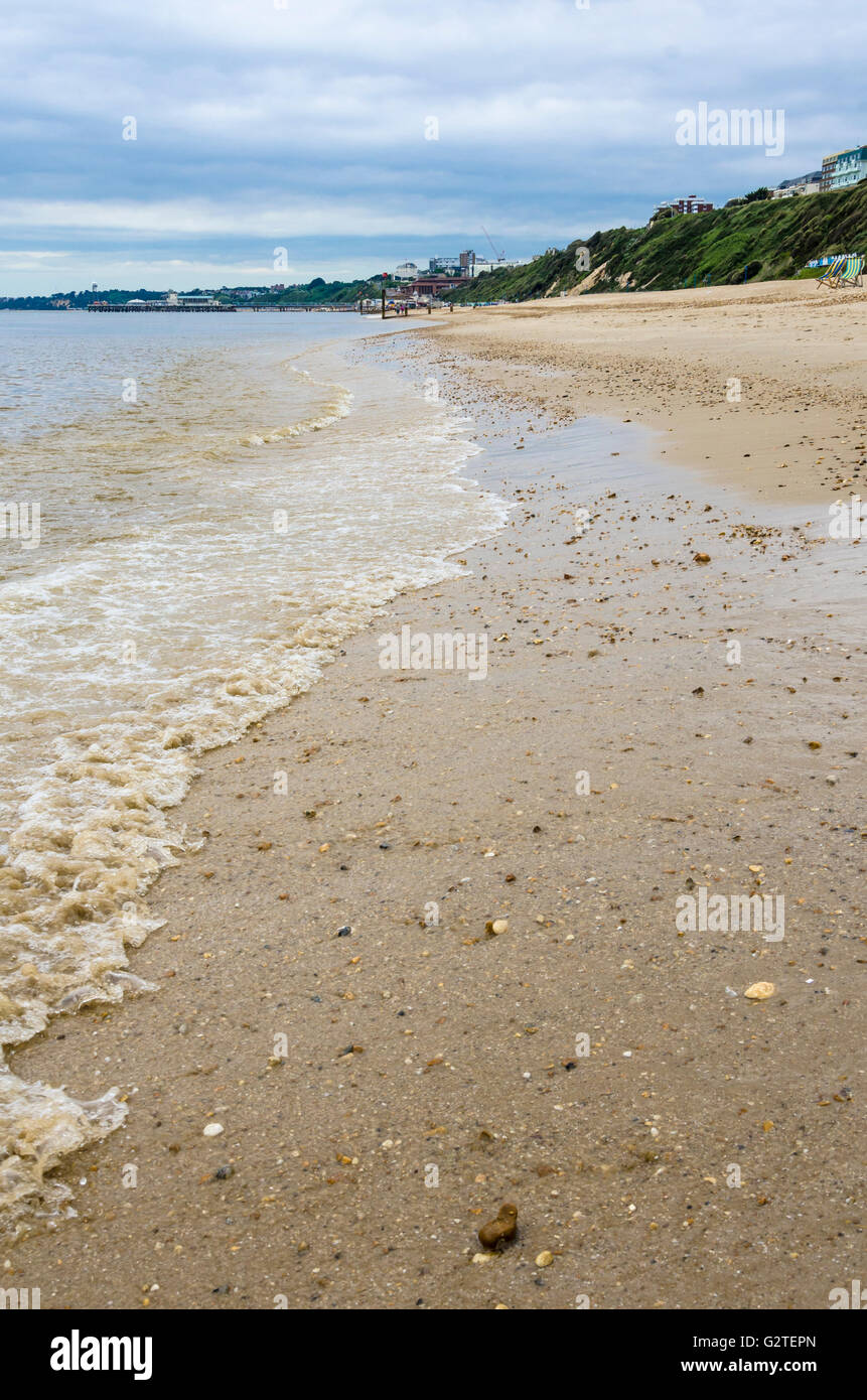 Long à bord de l'eau sur la plage de Boscombe Bournemouth, Royaume-Uni,. Banque D'Images