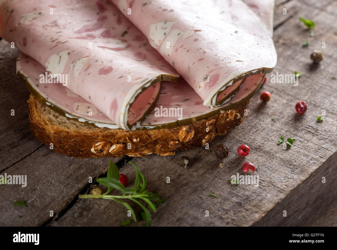 Viandes de spécialité sandwich fait avec fromage de brebis et feuilles de vigne Banque D'Images