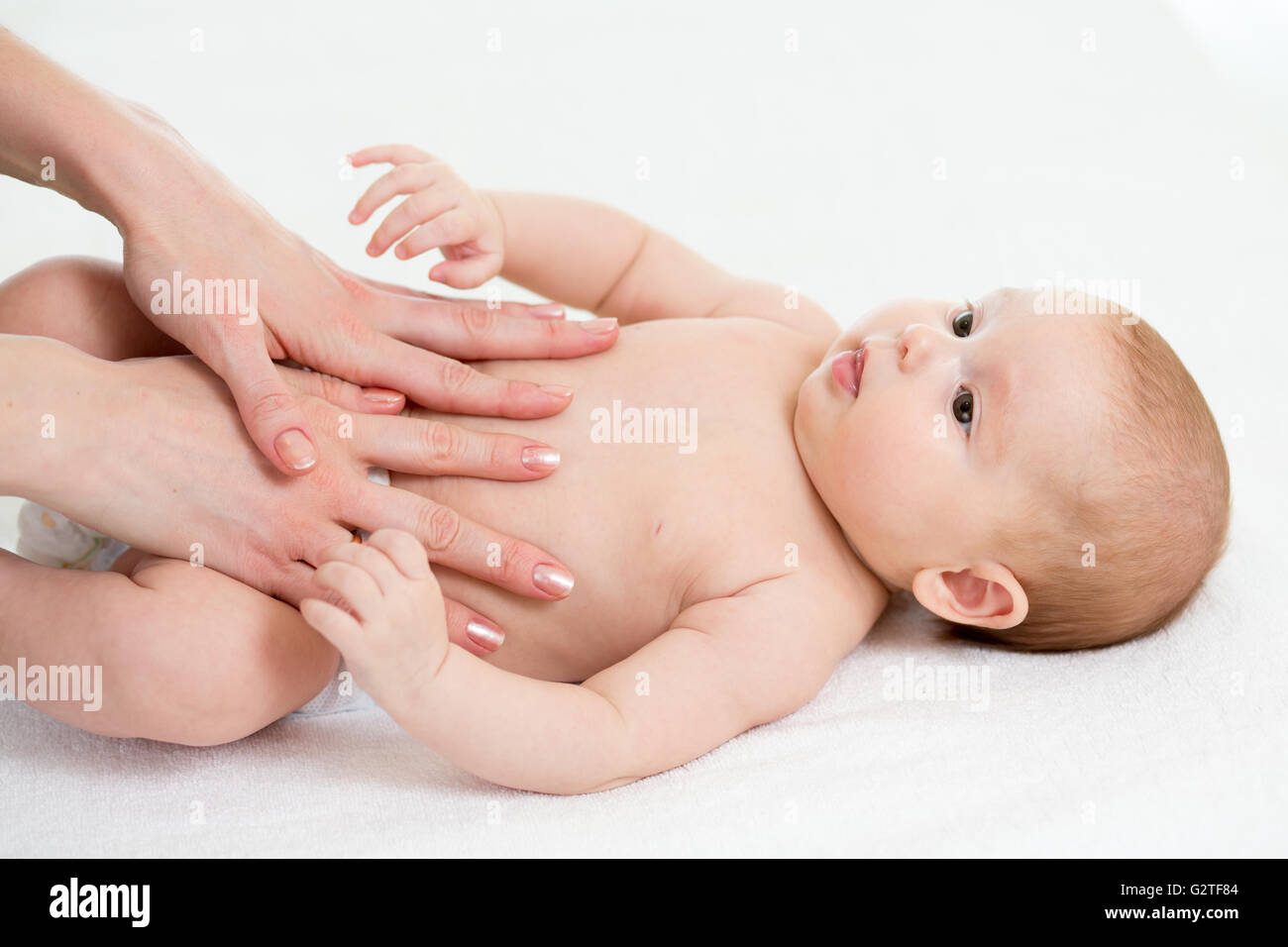 Massage Pour Bebe Maman Le Massage Du Ventre De L Enfant Traitement Des Coliques Photo Stock Alamy