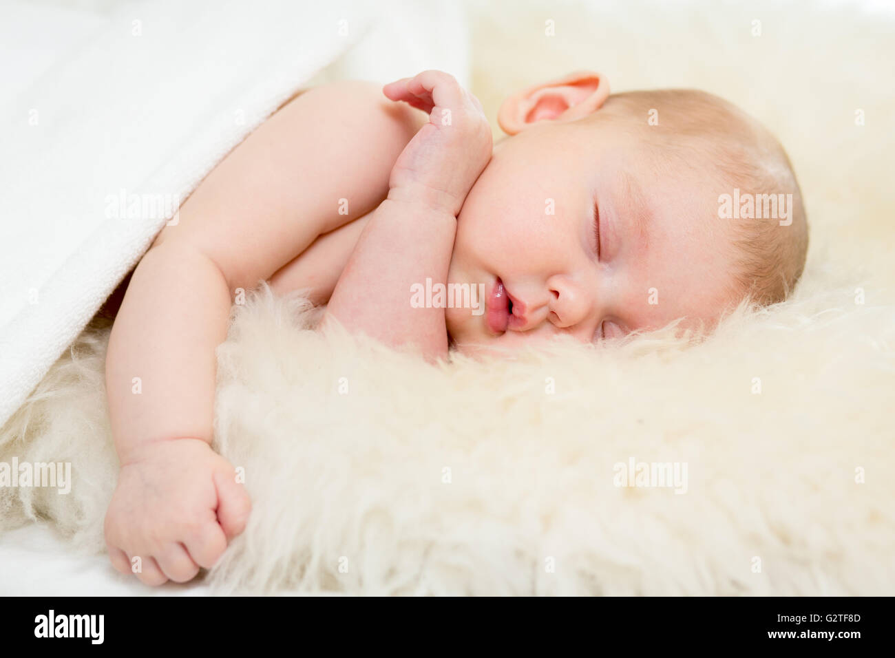 Bebe Qui Dort Sur Le Ventre Banque D Image Et Photos Alamy
