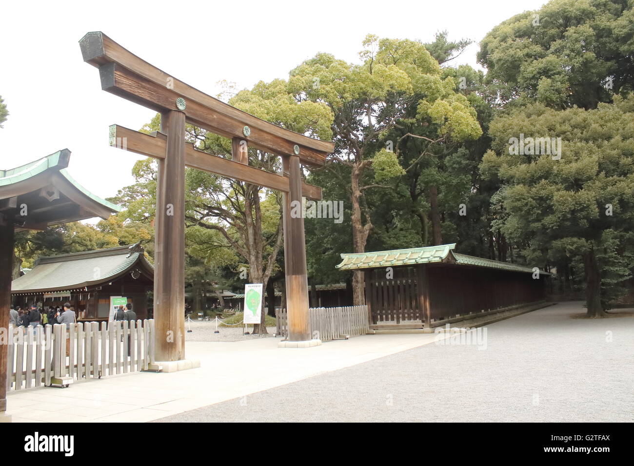 Une porte traditionnelle japonaise, le Torii au Meiji Jingu à Tokyo, Japon Banque D'Images