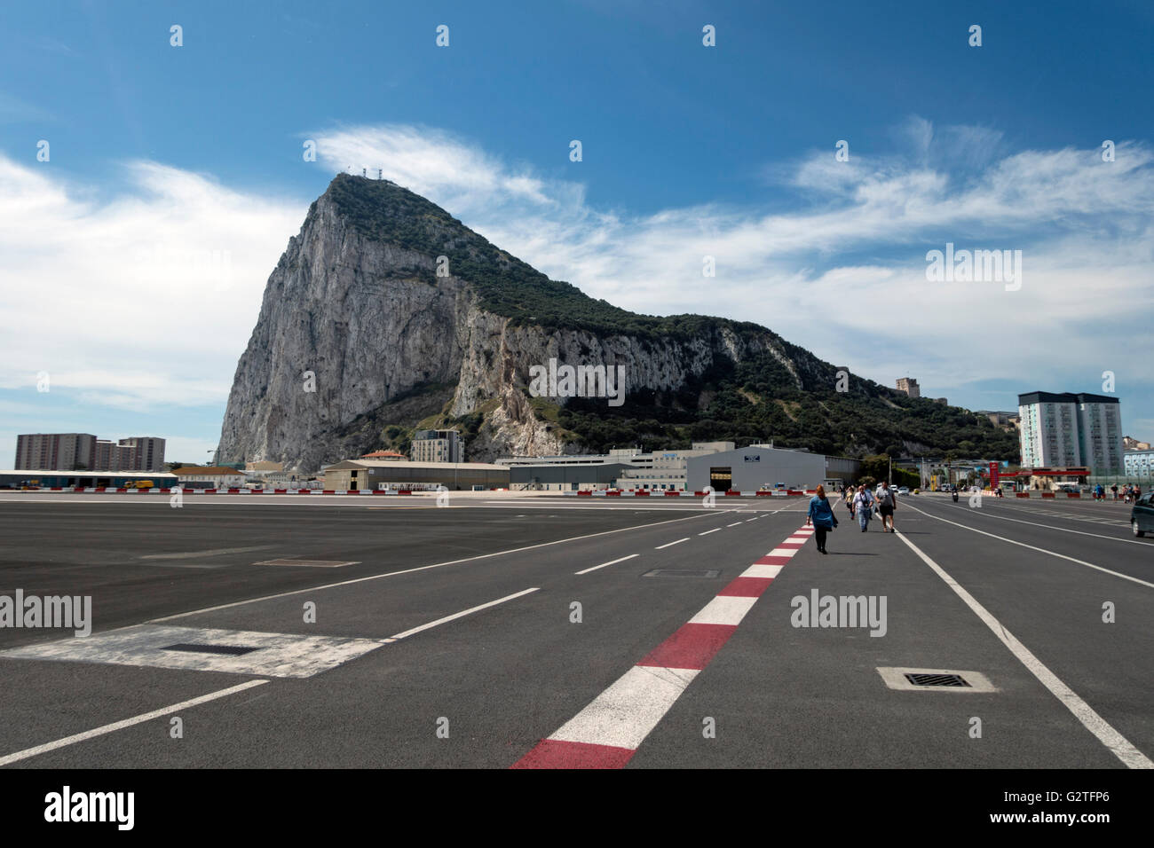 Marcher vers le rocher de Gibraltar de l'aéroport international. La route principale de l'Espagne traverse la piste Banque D'Images